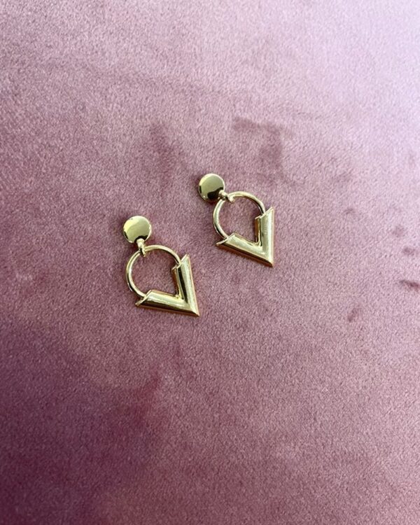 V inspired oorbellen