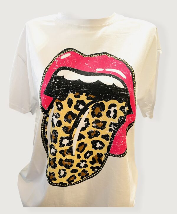 T-shirt lips rolling