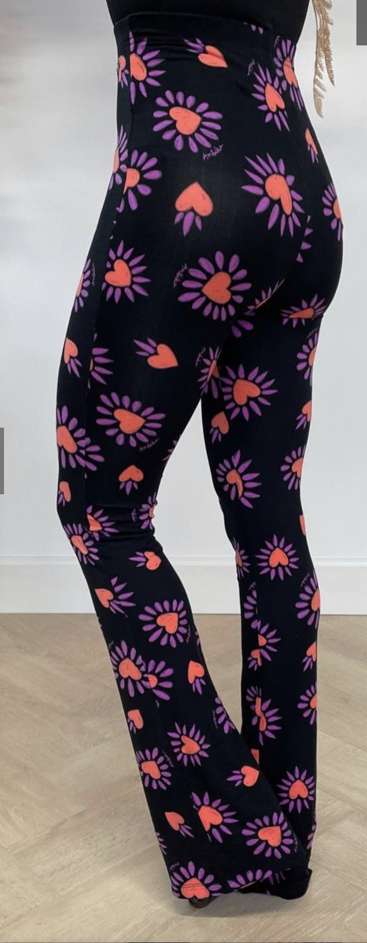 Soft flared heart black/pink Ambika