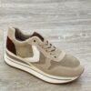 Sneakers zand donkerbruin detail op hiel