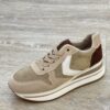 Sneakers zand donkerbruin detail op hiel