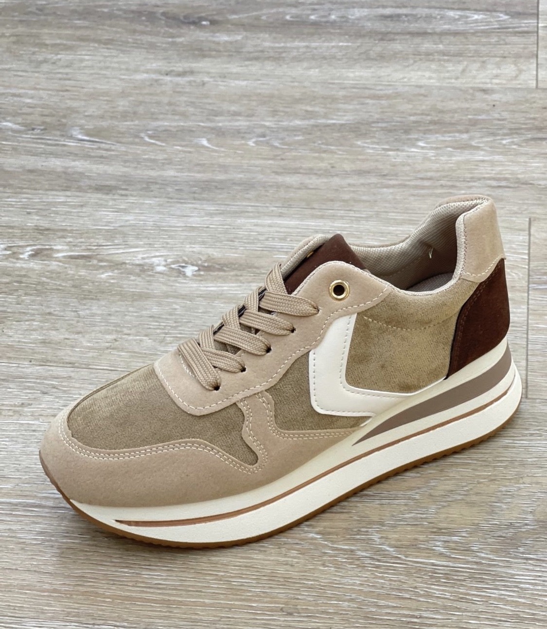 Sneakers zand donkerbruin detail op hiel